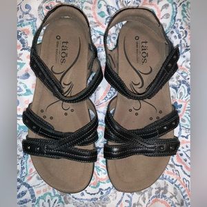 Taos  black leather walking sandal sz 6